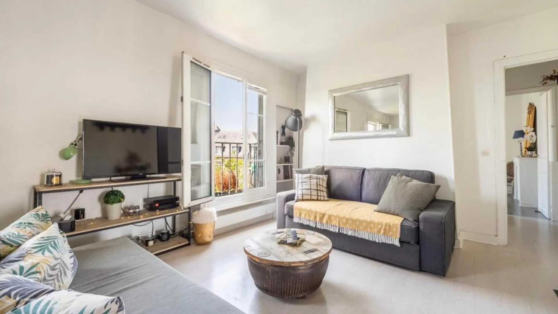 Apartment In Front Of Sacre Coeur - 2 Bedrooms In Last Floor Paris